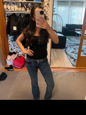 Mörkblå bootcut jeans W25 L30 LTB - LTB jeans som tyvärr inte kommer till användning pga för små i midjan. Jag är ca 168 cm och de passar mig perfekt i längden. Knappt använda.