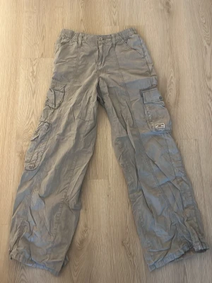 Grå cargobyxor med fickor - Grå cargobyxor från Urban outfitters