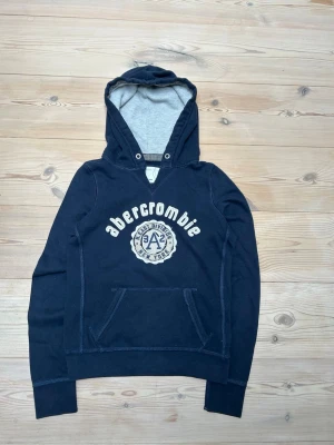 Abercrombie & Fitch hoodie  - Säljer denna Abercrombie & Fitch hoodien, den är i barnstorlek XL så den är som en vanlig XS eller S. Den är i fint skick!  Hör av er vid minsta lilla fråga! Pris ej hugget i sten!  Kolla min profil för mer liknande plagg 😊