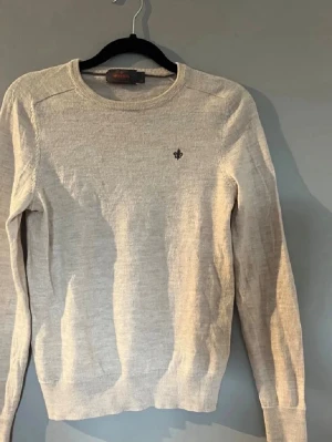 Ljusgrå stickad tröja Morris - Skitsnygg stickad tröja från Morris. Beige och passar som bäst om man är mellan 150-160cm. Perfekt till alla väder! Hör av dig vid minsta fundering svarar inom 24h