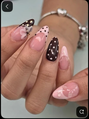 Handgjorda lösnaglar💞 - Naglar målade i en mix av ljusrosa och mörkbrunt nagellack med vita prickar, 3D-blomma och hjärtdetaljer.