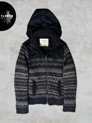 Abercrombie & Fitch stickad cardigan jacka - Abercrombie & Fitch stickad cardigan/jacka i klassiskt nordiskt mönster. Fodrad för extra värme och en snygg mix av stickad stil och funktionell jacka. Utgången modell som inte går att hitta i butik och är svår att få tag på även på andrahandsmarknaden. Skicket är 7/10 använd och lite nopprig inga andra defekter. Storlek M. Hör av dig för mått! ~ Nypris var cirka 1 400–2 400 kr | Vårt pris 799 kr. Alla följare får rabatt, så följ!