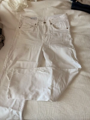 Vita raka jeans från Gina - Midwaist vita jeans från Gina, använda fåtal gånger. Avklippta i benen för att passa mig (160cm) 