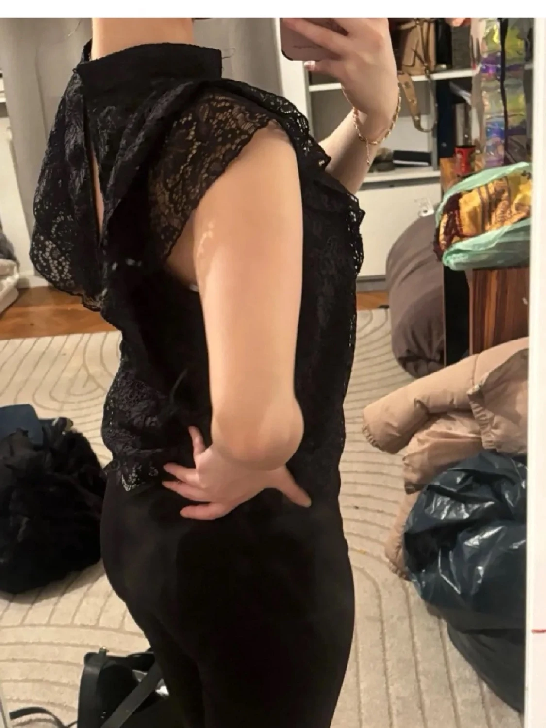 Svart spetsblus med volangdetaljer - 5