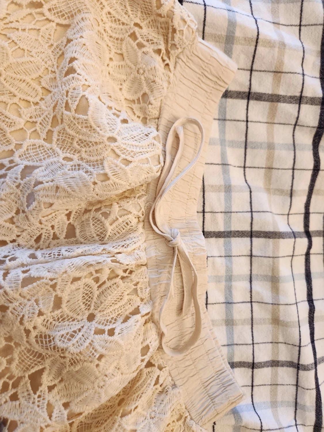 Beige virkade spets-shorts - 3