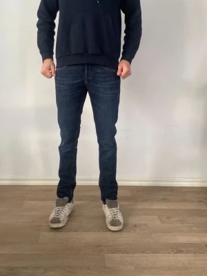 Dondup Jeans - Säljer ett par helt nya mörkblå dondup jeans för endast 899kr!                                                                             Nypris:3999kr därav väldigt bra erbjudande.             Modell: skinny fit                                                            Om ni har några frågor är det bara att fråga på!