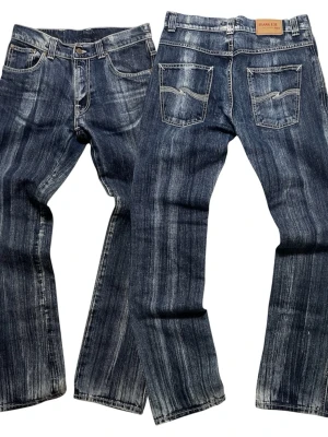 Nudie Jeans 30/32 - Tja! Säljer nu dessa sjuuuka Nudie Jeans. De har den snyggaste tvätten och fadsen jag sett. Så sjukt najs blå och vit färg. De är i storlek W30 L32. Hör av dig om du undrar något!