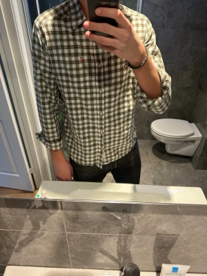 Rutig skjorta från Peak performance  - Riktigt schysst flanellskjorta från peak performance. Skjortan är i riktigt bra skick utan några tecken på användning. Jag på bilden är 188cm och bär storlek M. Hör av dig vid funderingar:)