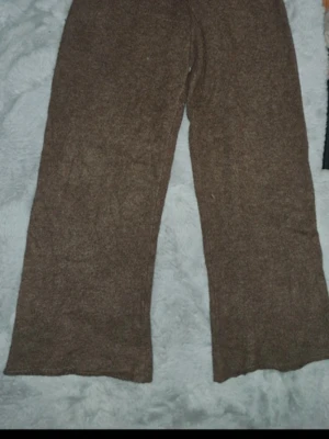 Bruna vida mjukisbyxor - Ett par stickade byxor ifrån NAKD i storlek M. I bra skick men lite noppriga. Pris kan diskuteras och skapa gärna en bundle! 💕