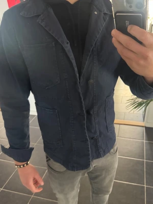 Blå overshirt från Selected Homme - Snygg marinblå overshirt från Selected Homme knappt kommit till användning, storlek S men passar xs med. Pris 499.