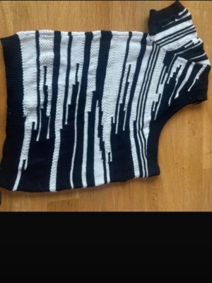 Svartvit stickad one shoulder topp - Jätte snygg one shoulder topp, använd fåtal gånger☺️