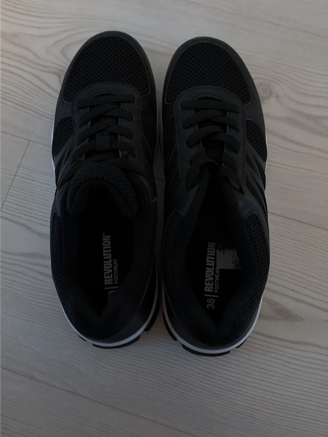 Svarta sneakers från Revolution