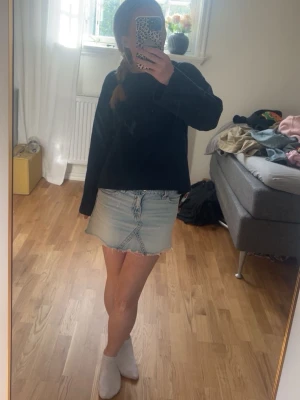 Ljusblå jeanskjol med rå kant - Fin jeans kjol med lite rosa på, köpt på Gina st152