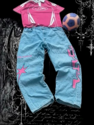 Bershka Baggy Vintage Skater Y2K Jeans Graphic Print Skate Pants Affliction Swag 90s - Bershka Baggy Vintage Skater Y2K Jeans Graphic Print Skate Pants Affliction Swag 90s Condition: 9/10, everytjing is shown in the pictures Light blue washed jeans with bold pink graphic prints down both legs – "CLUB POWER" text, star design and futuristic logo hit.  Proper Y2K / rave / cyber streetwear vibe with that baggy Bershka skate fit.   ! Rare design you don't see often anymore.  Tagged size: EU 46, US 36, please check pics for measurements  Baggy / relaxed fit. 