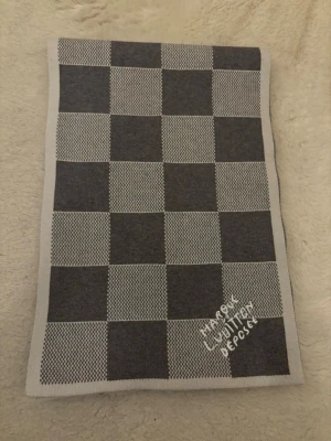 LV - Scarf/halsduk - Grå - Snygg och unik Lv halsduk, va varm på ett stiligt sätt. Den passar till allt, pris kan diskuteras vid snabb affär!