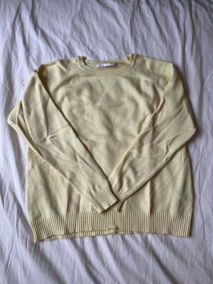 Ljusgul stickad tröja från ONLY - Mysig ljusgul stickad tröja från ONLY med rund halsringning och ribbade muddar vid ärmslut och nederkant. 