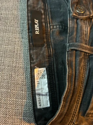 Gråa jeans från Replay - Snygga gråa jeans från Replay med klassisk femficksdesign och smal passform. Jeansen har subtila slitningar och är tillverkade i mjukt denimtyg som ger en bekväm känsla. Perfekta för dig som gillar stilrena och tidlösa jeans.