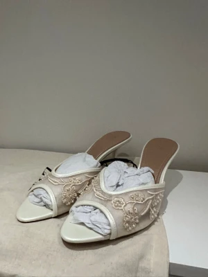 Populära Zara klackar  - Oanvända i storlek 39 men passar också 37-38, perfekta nu till studenten. Slutsålda överallt och väldigt eftertraktad. Vita/beiga