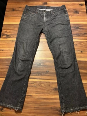 Levi's 517 Bootcut - Tjena, säljer nu mina Levis jeans då de tyvärr är för korta för mig. Jeansen är i bra skick med en vintage look med fet wash och fransiga ben öppningar. 34/32 i size men eftersom jeansen är i äldre modell är midjan lite smalare, passar perfekt på mig som är 186 och väger 82. Alla mått finns på bilderna och tveka inte på att höra av er vid frågor