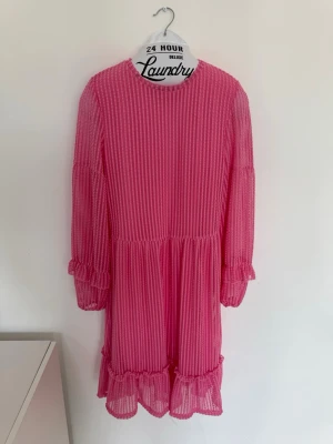 ONLY - Rosa klänning  - Oanvänd, utan prislapp 