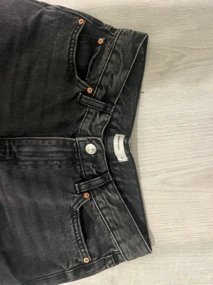  jeans från Ginatricot - Säljer ett par svarta jeans från Gina använt Max 5 gånger då de varit för långa. Pris kan alltid diskuteras 💕