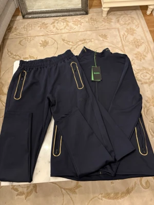 Boss track suit mörkblå - Mörkblå boss track suit, tröja och byxorna, helt nya lappen kvar, oanvänd och hör av er om ni är intresserade 