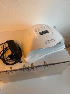 SUN X5 Plus UV LED nagellampa - Vit UV LED nagellampa SUN X5 Plus med digital display och flera timer-knappar. Använd fåtal gånger, som ny. 