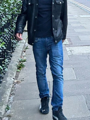 Acne roc veraki jeans - Säljer ett par acne jeans med raka ben och en sjysst tvätt. Skriv om du har några frågor eller funderingar!