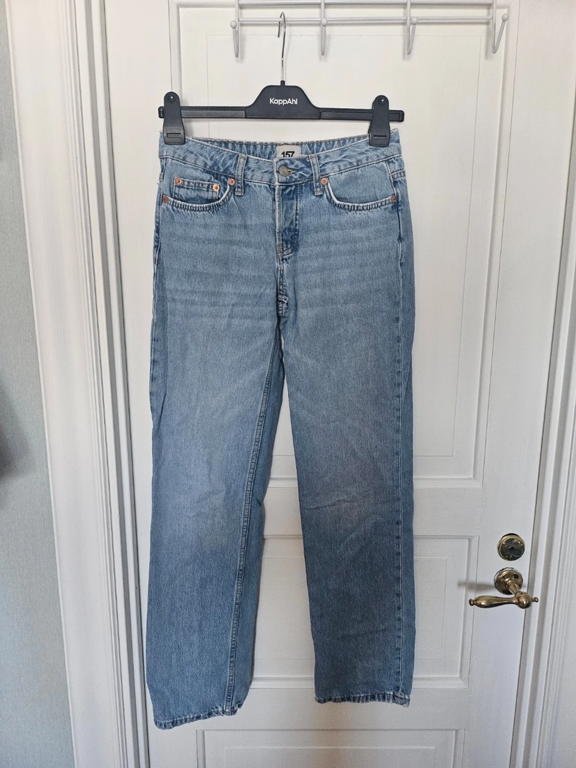  ljusblå raka jeans - 2