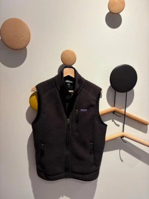 Patagonia väst - Patagonia väst i riktigt bra skick. Köpt för 1300 men säljer pga att den pga att den är för liten. Han på bilden är 181. Skriv vid minsta fundering