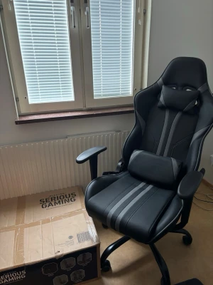 Helt oanvänd gamingstol  - Gaming stol från serious gaming. Köptes för cirka 2 veckor sedan. Helt oanvänd. Säljer pga att jag inte orkar montera av hela stolen och lämna tillbaka, därför säljs den färdig monterad till ett billigare pris. Kvitto medföljer.