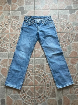 Blå raka lågmidjade jeans från Weekday - Klassiska blå jeans från Weekday med rak passform och fem fickor. Jeansen har en lägre midja. Mina favorit modell Arrow men säljer då jag köpt fel storlek 🌸🤝