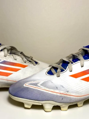Adidas F50 - Adidas F50. Skorna är märkbart använda men utan defekter. Uppfyller alla dess funktioner och ser bra ut.