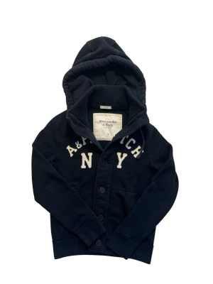 Abercrombie & Fitch Cardigan med luva - Tja! Säljer nu denna sjukt feta och sällsynta cardigan med luva. Galet trendig och gör hela outfiten. Storlek M. Hör av dig om du undrar något.