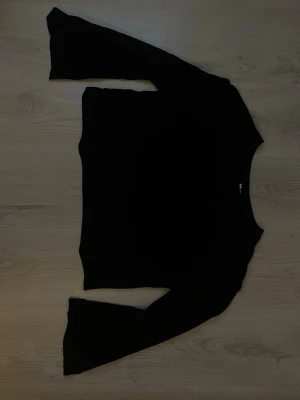 Svart långärmad topp från H&M Divided - En enkel och stilren svart långärmad topp från H&M Divided. Pris kan alltid diskuteras 💕