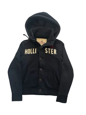 Hollister Cardigan  - Hej! Säljer nu denna sällsynta och snygga Hollister Cardigan. Den är i mycket fint skick. Storlek S. Hör av dig om du undrar något! 