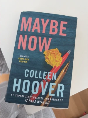 Maybe Now av Colleen Hoover - Säljer boken 'Maybe Now' av Colleen Hoover. Detta är andra delen till första boken ”Maybe someday”. Boken är i ett tillfredsställande skick och är lite ”missformad” samt att sidorna är lite skrynkliga