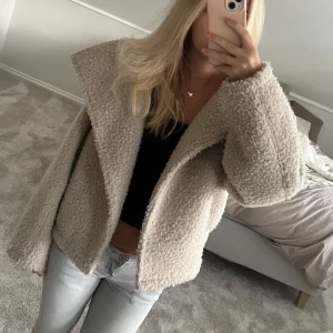 Beige teddyjacka - Säljer en supermysig teddyjacka i beige från gina tricot i storlek xs. Jackan är perfekt för kyliga vår/höst dagar💕