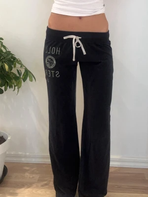 Hollister lågmidjade byxor  - Storlek S. Kan upplevas större i storlek, likt en M. Rakt över midjemått: 36cm. Innebenslängd: 76cm. Frakt inom 24h. Se liknande plagg i min profil!