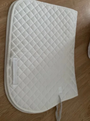 Vitt schabrak 🤍 - Jag säljer mitt vita schabrak från horze. Använt en gång och tvättat, lite smuts men går att tvätta bort. Basic och fint schabrak som passar till tävlingar🤍