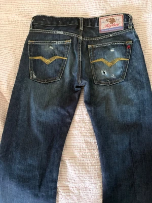 Blå Replay jeans  - Säljer ett par blåa jeans från Replay. I strl 26/32. Kom priv för fler bilder 🌷🌷