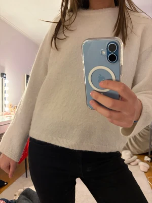Vit stickad tröja  - Jätte fin vit stickad tröja från BikBok. Lite nopprig. Skriv vid fler frågor, annars tryck bara på ”köp nu”