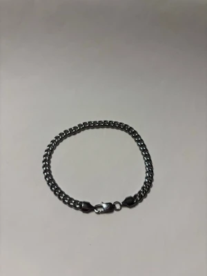 Kedjearmband i silverfärgad metall - Som nytt! Säljer då jag inte passar i silver… Kedjearmband i rostfrittstål. Stilrent och passar till allt. Funkar perfekt att stacka med. Gör det lilla extra till din outfit!
