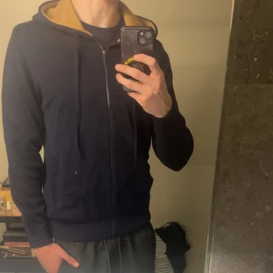 Merinoull zip hoodie - Säljer en riktigt snygg å skön zip hoodie i 100 procent merinoull från La chemise. Tröjan är i strl M och är i toppskick, endast använd 1-2 gånger och är helt som ny. Nypris 1999, mitt pris 500!