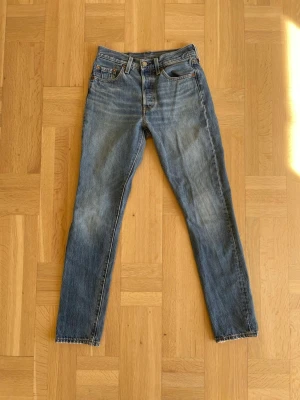 Levi's 501 slimfit - Klassiska Levi's 501 med slimfit passform och fem fickor. Jeansen är i bra skick och är i strl S som ungefär motsvarar strl W 28 L 30. Hör gärna av er om ni har några frågor! MVH tom.