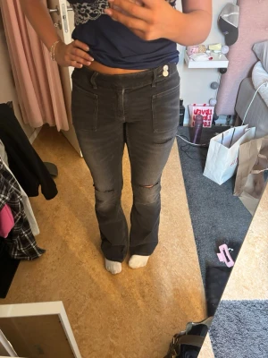 Svarta jeans bootcut  - Snygga svart/gråa bootcut jeans som är låg midjade. Jeansen är från Gina tricot 