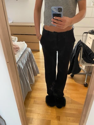 Svarta kostym byxor  - Säljer dessa super fina svarta kostym byxorna ifrån veromoda, i storlek M längd 32. Det är midwaist men går att ha som low waist eller mer high waist💕jag är 170 cm