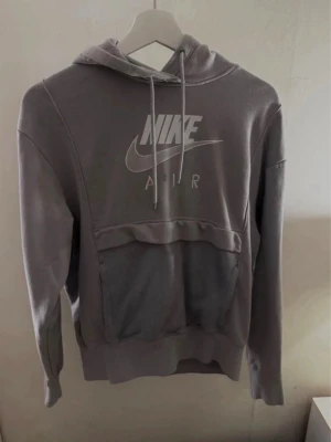 Grå Nike Air hoodie - Säljer en grå/ljusblå hoodie från Nike Air med stor vit logga. 