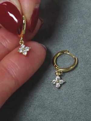 Guld hoops örhängen 18k  - Jättefina klassiska örhängen med zirkon stenar, 18k gold plated ✨ helt nya från förpackningen! Skickas med en liten present påse 🎁Erbjuder snabb leverans postar paketet inom 24 timmar