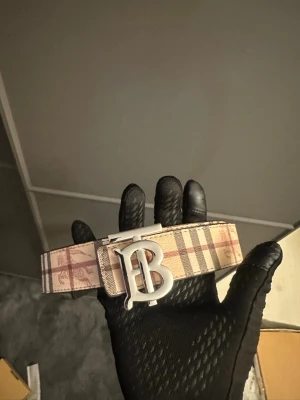 Burberry bälte 115 cm  - Snyggt bälte 